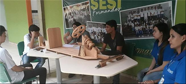 Alunos do Sesi mostram o carrinho dotado de placas