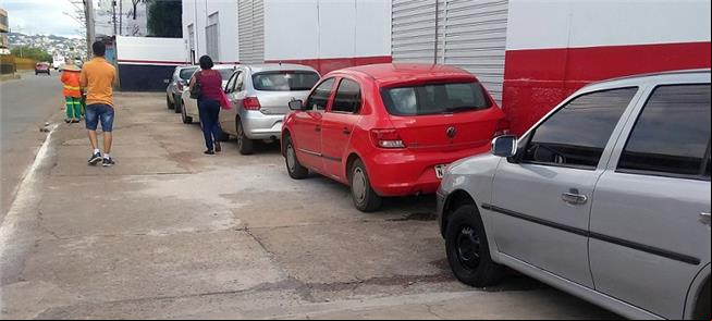 Carros parados na calçada, infração comum em Goiân