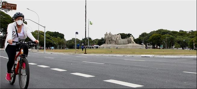 Ciclista protegida com máscara na região do Ibirap