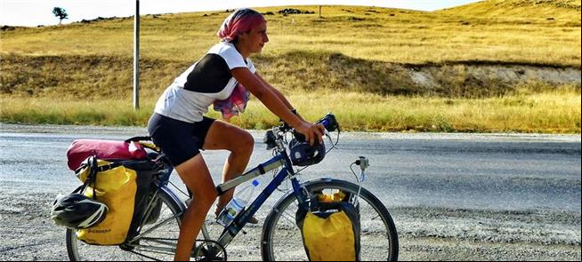 Ciclista viaja no Kazaquistão