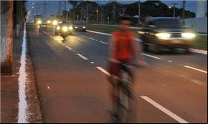 Ciclistas correm risco ao trafegar pela via