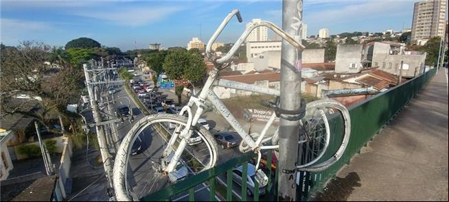 Ghost bike sobre o viaduto, em São José dos Campos