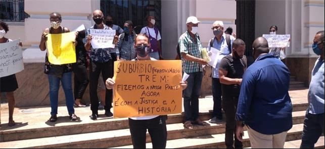 Grupo protesta contra suspensão do trem do Subúrbi