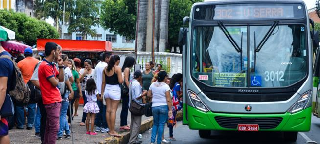 Ônibus em parada, no horário de pico
