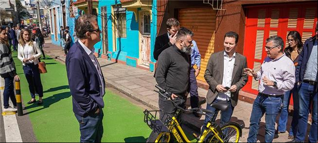 Prefeito lançou ontem (2) o projeto na rua João Al