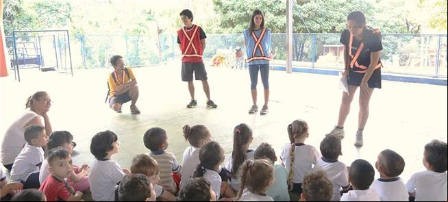 Silvia Stuchi fala a crianças de escola infantil,