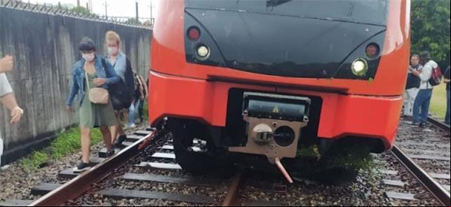 Trem da linha 8 sai dos trilhos nesta segunda (16)