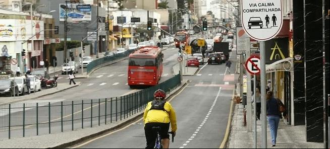 Via calma, em Curitiba: 30 km/h, corredor de ônibu