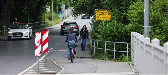 Via estreita para pedestres na ponte Carl-Ulrich/