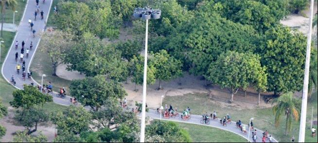 Vista aérea da pedalada com centenas de ciclistas