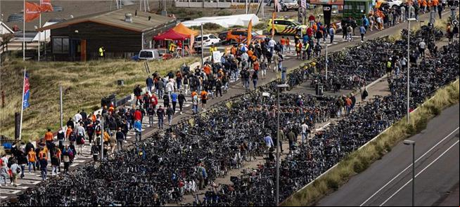 Zandvoort, na Holanda: 45 mil bikes no estacioname